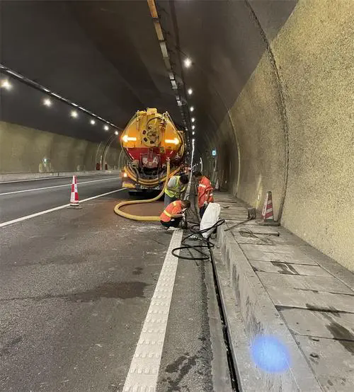 镇原隧道排水渠清淤